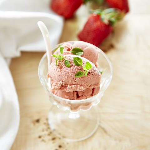 Glace maison aux fraises et basilic