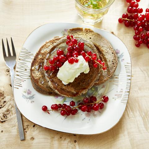 Pancakes de sarrasin, maquée et groseilles