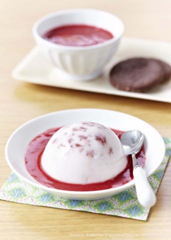 Gelée de yaourt façon panna cotta, coulis de fruits