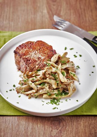 Filet pur de boeuf, sauce aux pleurotes