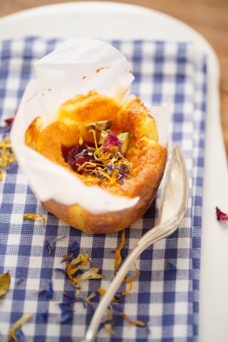 Clafoutis aux framboises et aux pistaches