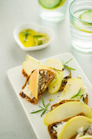 Crackers aux pommes et au bleu, huile au poivre et au romarin