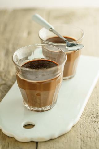 Petits verres de crème au chocolat noir