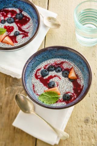 Pudding de chia, fruits frais et coulis de fruits