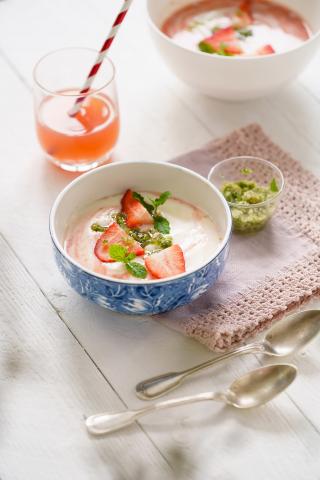 Soupe de fraises, crémeux au yaourt, sucre à la menthe