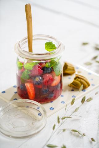 Soupe de fruits rouges, madeleines au thé matcha