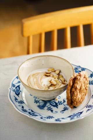 Yaourt au caramel et au chocolat, croquants aux noisettes