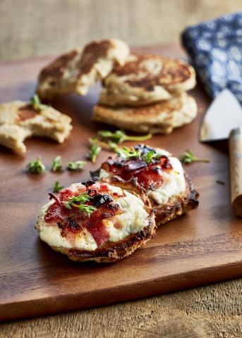 Blinis légers et chèvres lardés