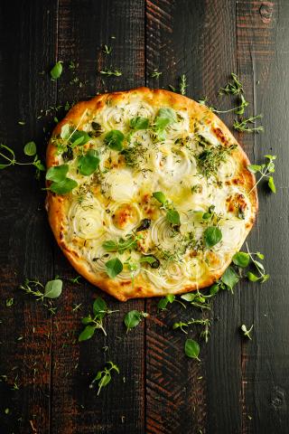Pizza au chèvre, oignons et herbes