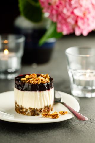 Tartelettes crues aux prunes, fromage blanc et granola