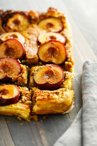 Tarte aux prunes et pistaches