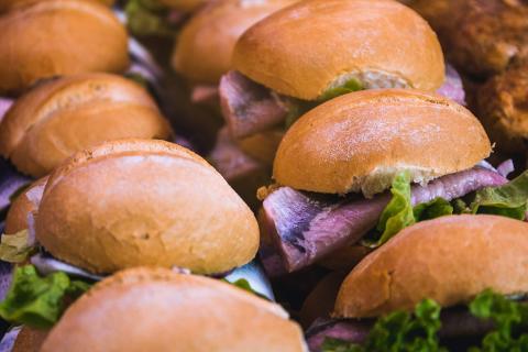 Pistolets à la truite fumée, fromage frais et salade