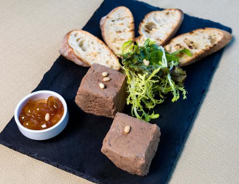 Toasts de pain de campagne avec une mousse de foie gras
