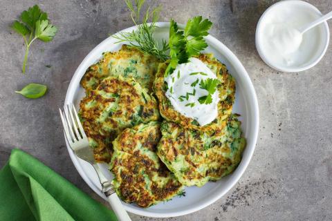 Galettes à la courgette, sauce au yaourt