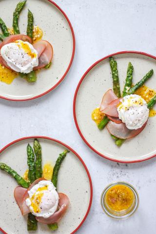 Asperges grillées, filet de saxe et œufs pochés