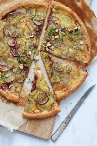 Tarte fine aux pommes de terre, sirop de Liège et fromage de Herve AOP