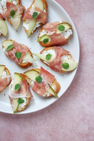 Toasts au fromage de chèvre, poire et jambon d’Ardenne IGP