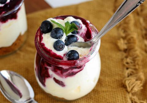 Verrines au fromage blanc, aux spéculoos et aux myrtilles