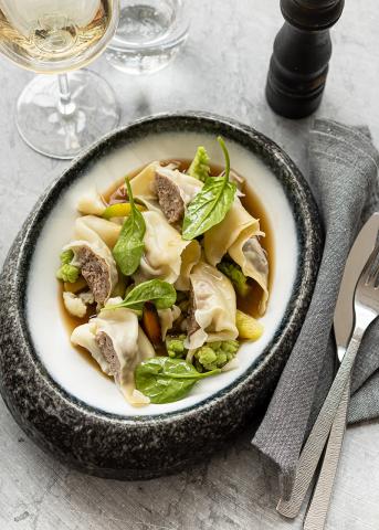 Ravioles de bœuf et bouillon de légumes