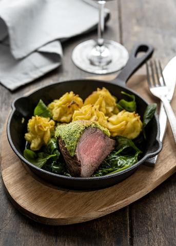 Rôti de bœuf BBB en croûte d’herbes, pommes duchesse et épinards