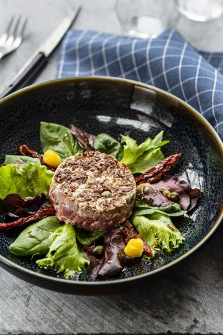 Tartare de bœuf snacké à l’unilatéral, salade de pousses