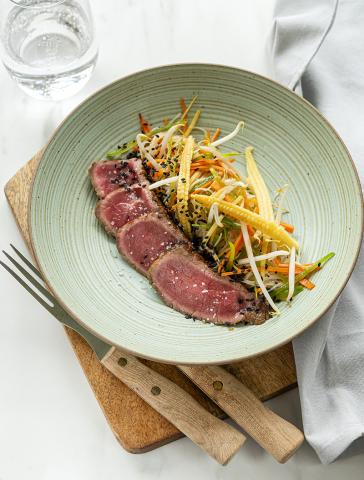 Tataki de bœuf, légumes croquants, sésame et vermicelles