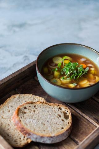 Bouillon de bœuf aux légumes de saison