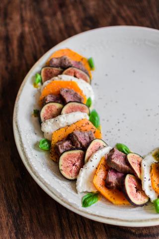 Courge grillée, mozzarella, figue, bœuf et pesto de butternut