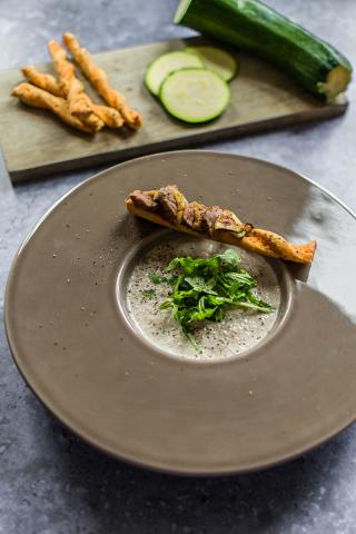 Velouté de champignons, gressini au bœuf et à la courgette