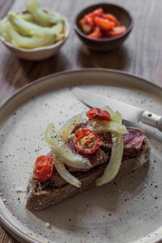 Crostini de bœuf au fenouil et aux tomates confites