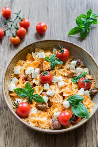 Salade froide de farfalle, bœuf, mozzarella, tomates cerises, basilic et pesto de poivron rouge