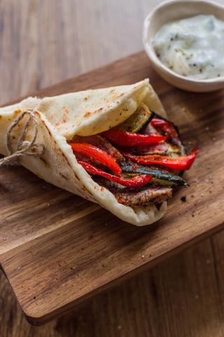 Naans aux légumes grillés et bœuf aux épices