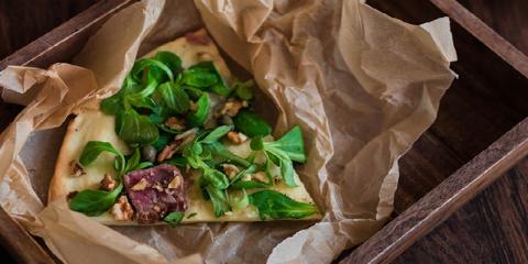 Pizza blanche, fromage bleu, mâche, bœuf et noix 