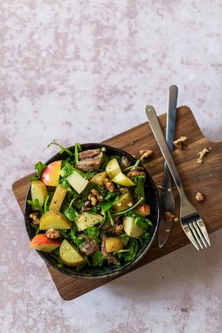 Salade de pommes de terre, pommes, roquette et bœuf 