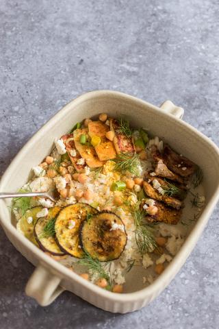 Salade de riz à l’aubergine, au halloumi, aux pois chiches et au bœuf à l’orientale