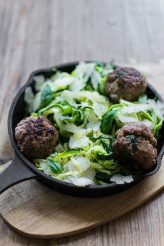 Spaghettis de courgette et boulette de bœuf au basilic 