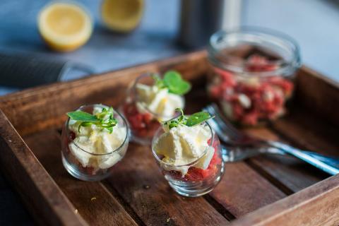 Tartare de bœuf au citron jaune et espuma au fromage de chèvre