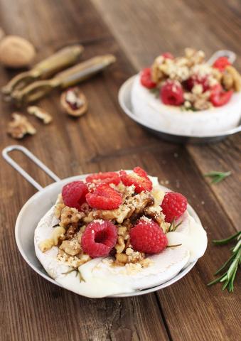 Fromage à croûte fleurie aux framboises, noix et miel