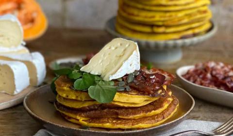 Blinis de potiron rehaussés d’un morceau de croûte fleurie