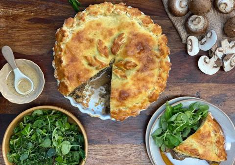 Tourte aux champignons et pâte pressée non cuite