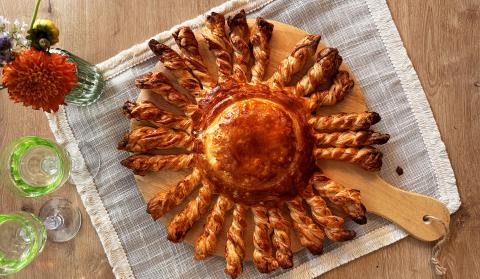 Soleil feuilleté au fromage coulant, miel et noisettes