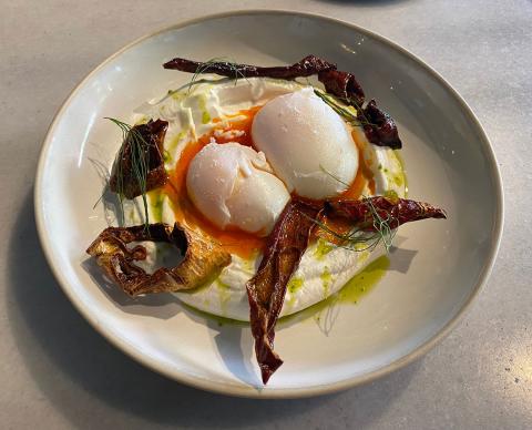 Oeuf poché, mousseline de pommes de terre et lardons fumés