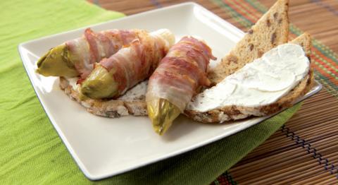 Chicons caramélisés au lard fumé sur toast de pain aux noix