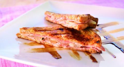 Croques de pain gris au jambon cuit, à la poire et au beurre