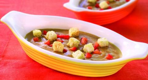 Gaspacho minute garni de croûtons de pain blanc à l'ail