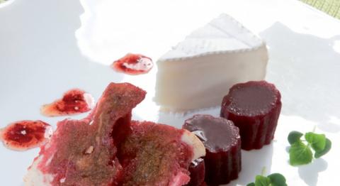 Tranche de pain blanc aux betteraves rouges et fromage de chèvre