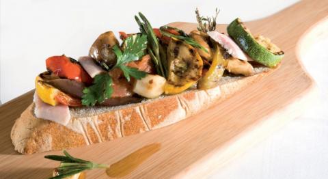 Pain de seigle frotté à l'ail fumé, légumes grillés et anguille fumée