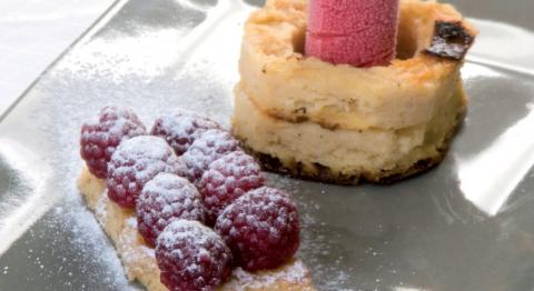 Pudding de pain brioché aux amandes et sucette aux framboises