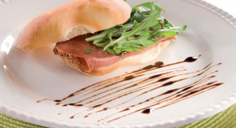 Sandwich au beurre de truffe, jambon d'Ardenne et roquette