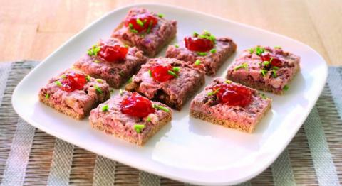 Tapas de pain de seigle au pâté d'Ardenne et confiture de fruits rouges